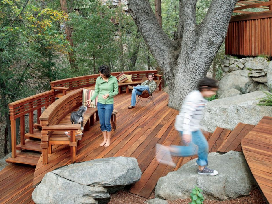 Патио вокруг дерева