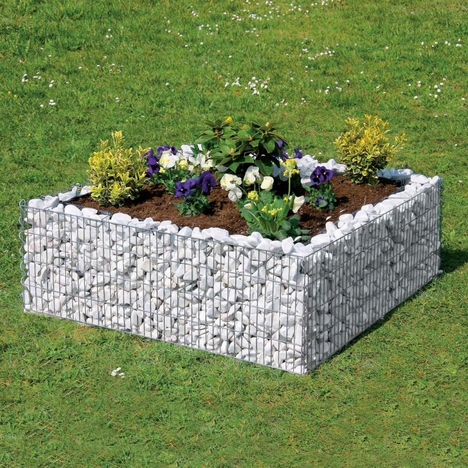 Клумба из сетки и камней