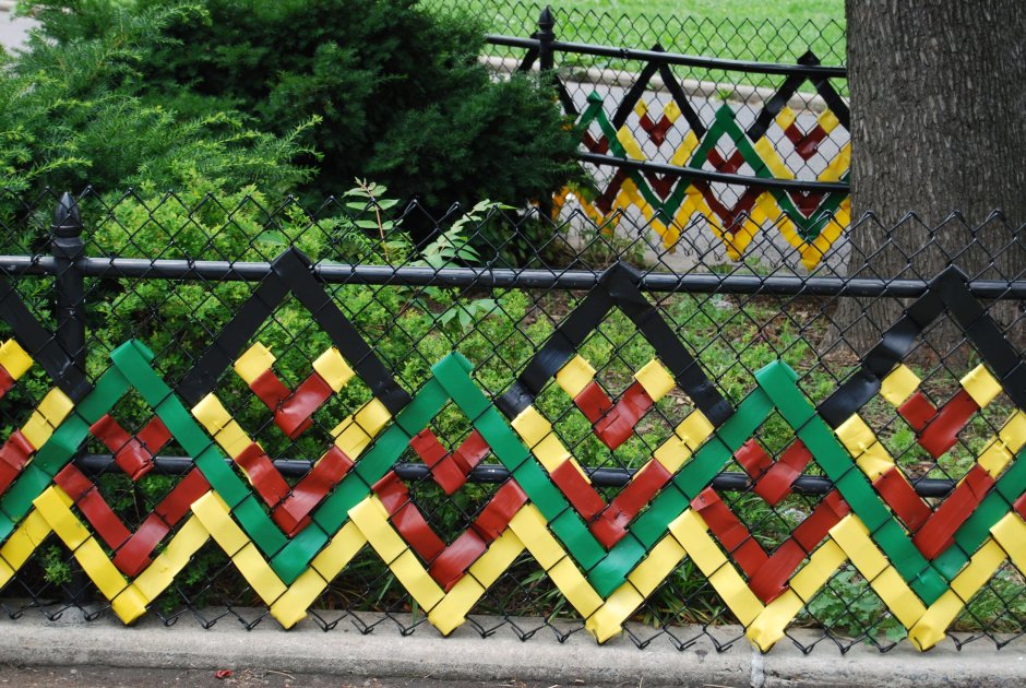 Вертикальная клумба из сетки