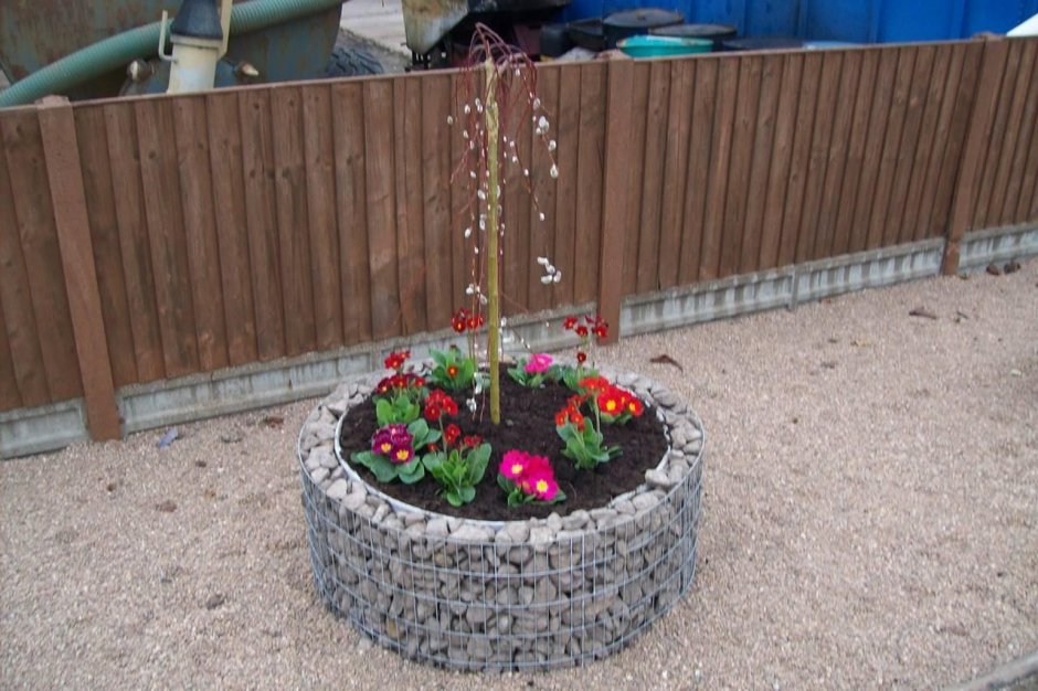 Клумбы для цветов из металлической сетки и камня