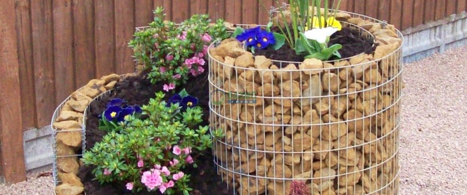 Ландшафтные композиции вдоль забора