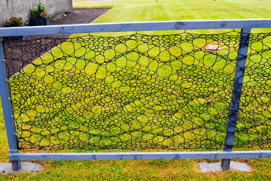 Декор забора из сетки