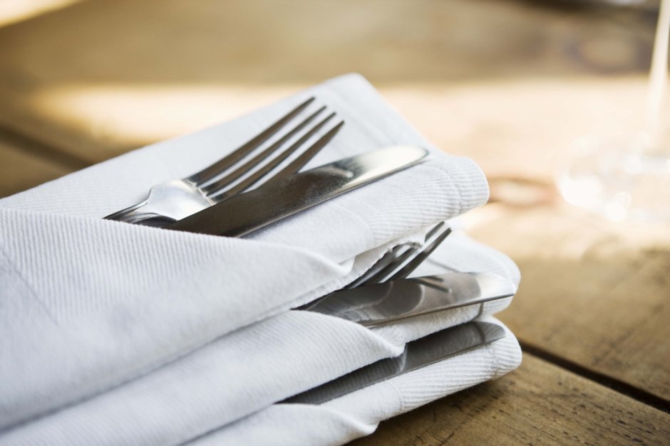 Завернуть столовые приборы в салфетку