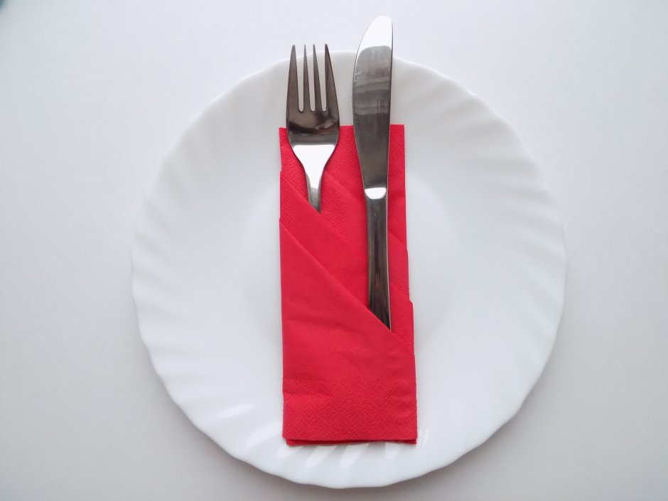 Сервировка столовых приборов в салфетку