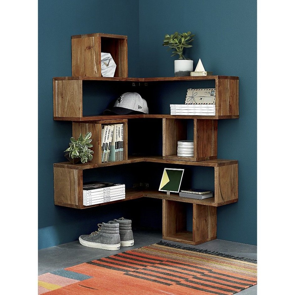 Книжный стеллаж в деревянном доме