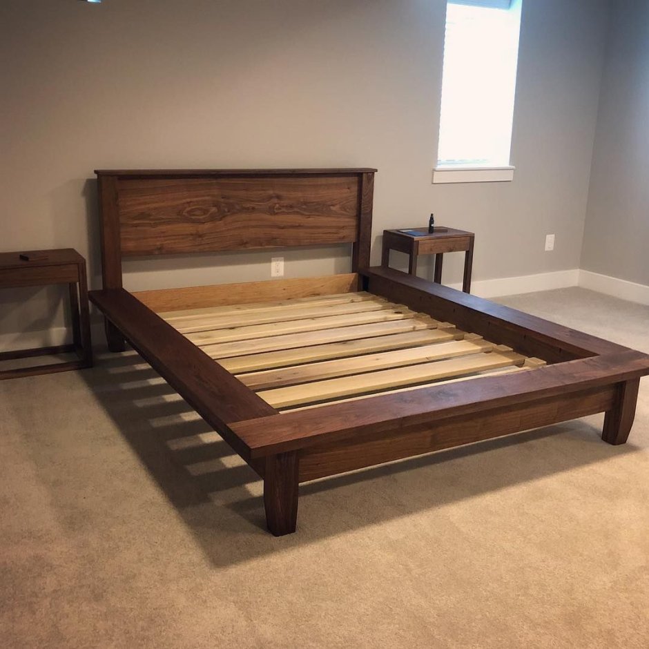 Кровать на деревянном подиуме