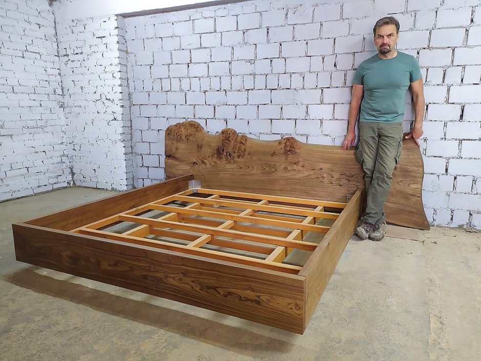 Парящая кровать из дерева