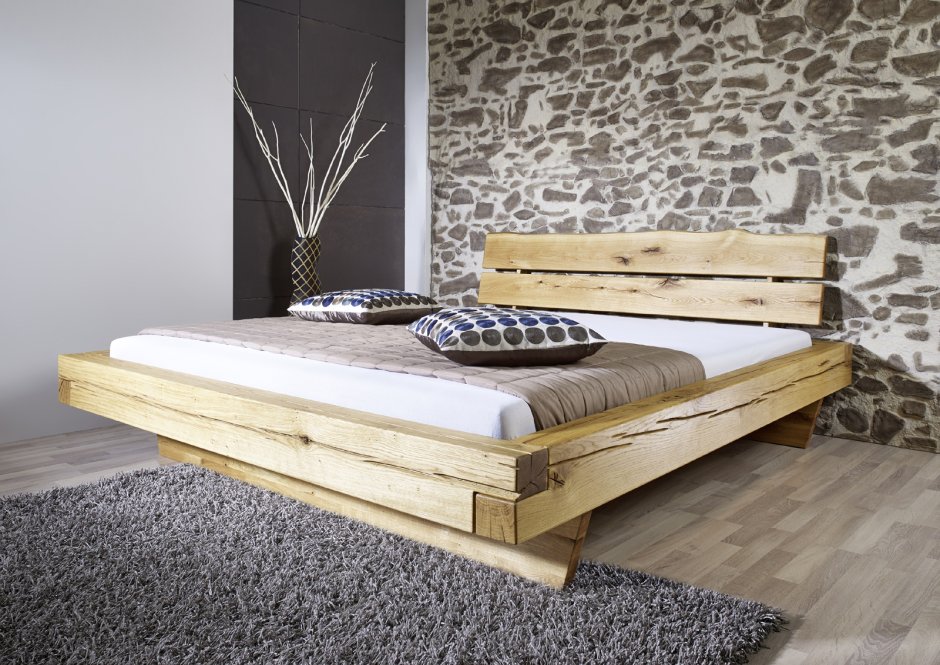 Двуспальная кровать из досок