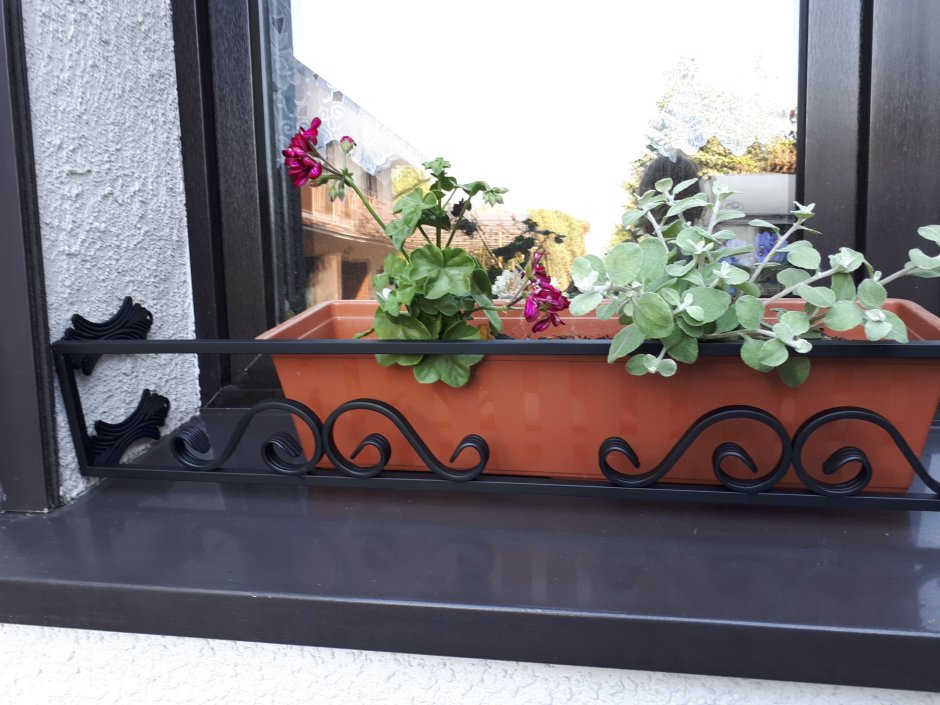 Держатель для цветов на подоконник