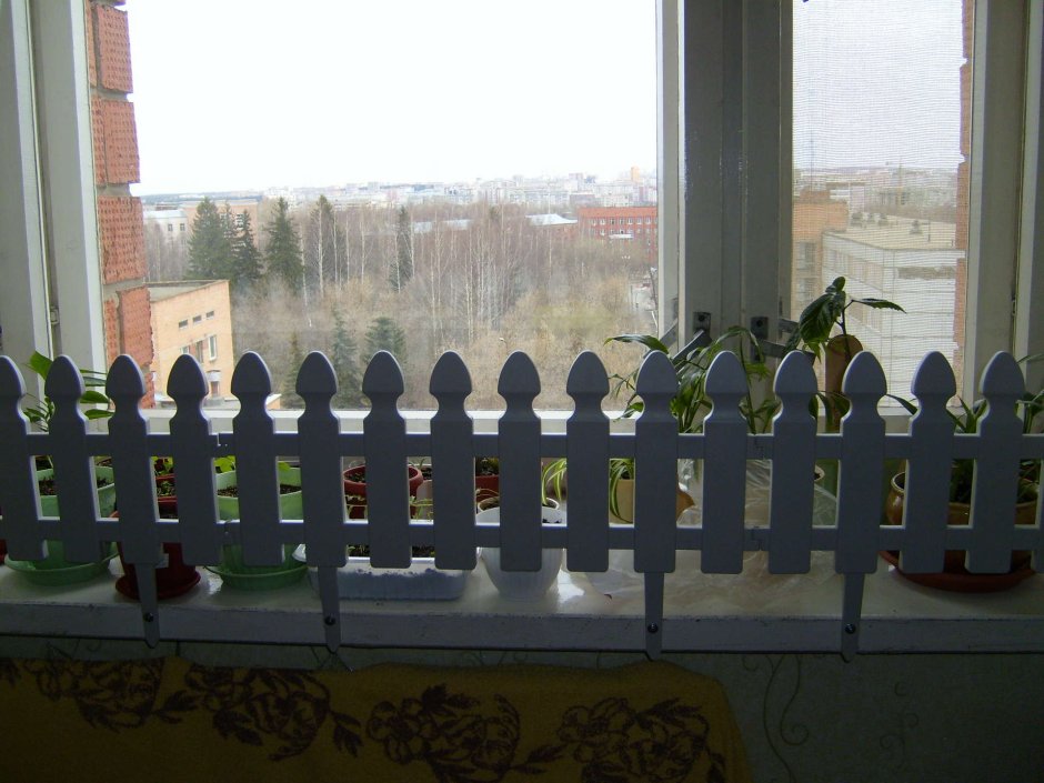 Декоративный заборчик на подоконник