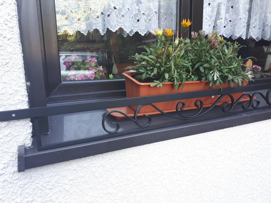Ограждение для цветов на подоконник