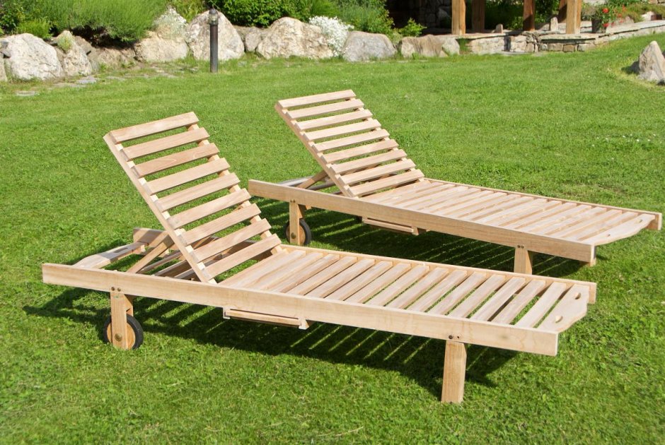 Лежак из дерева для сада