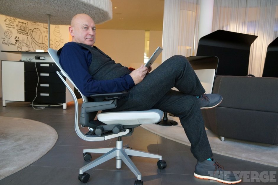 Кресло качалка со столиком для ноутбука