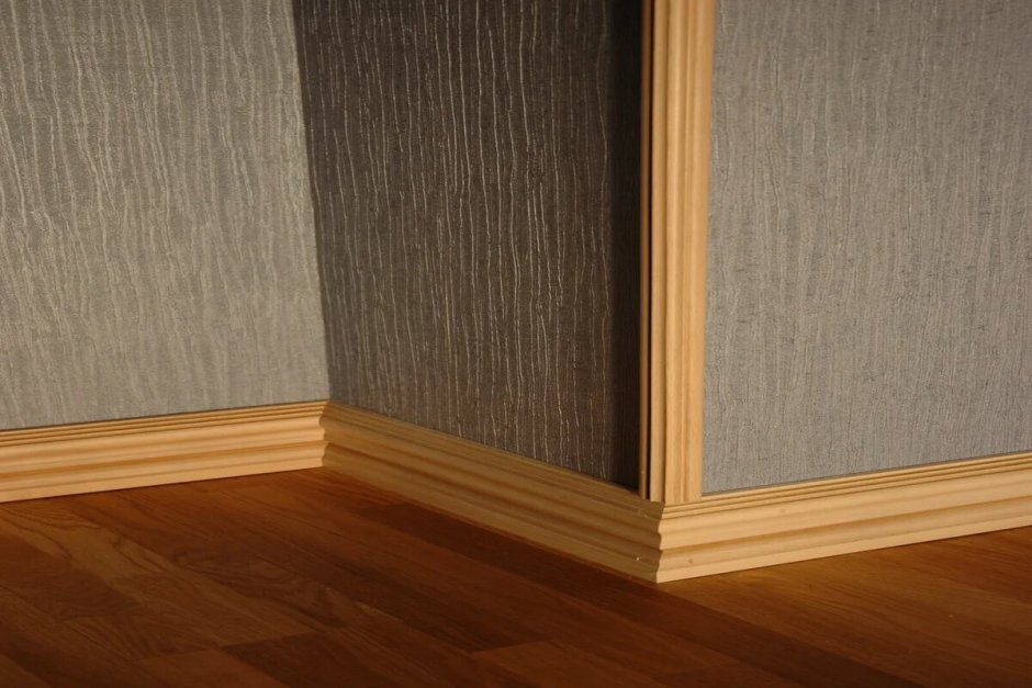 Деревянный плинтус в интерьере
