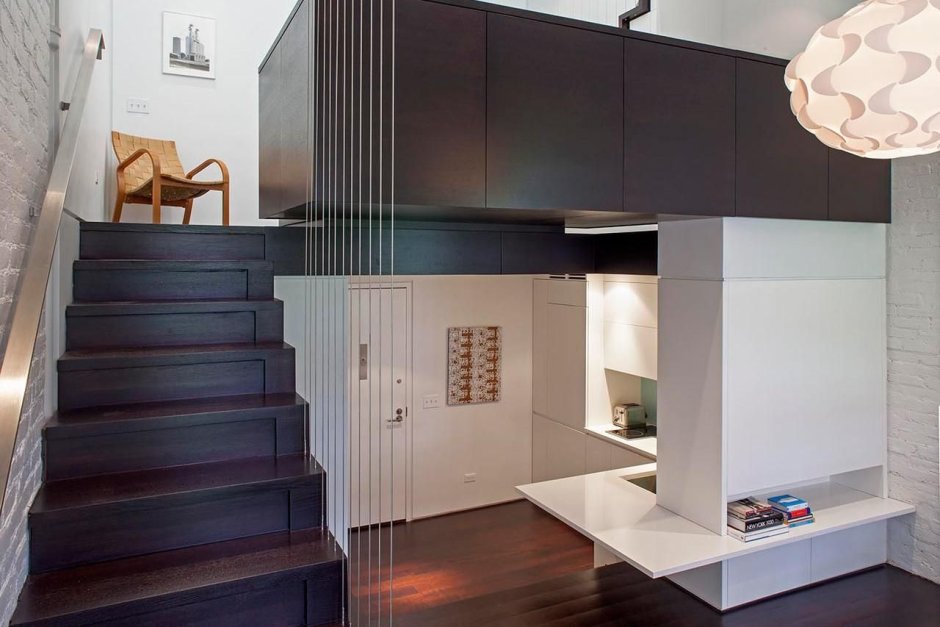 Ресепшен под лестницей