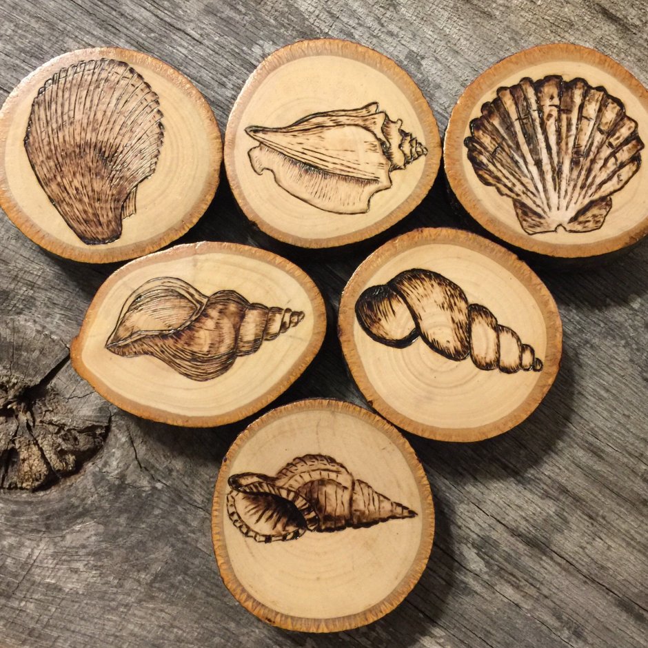 Елочные игрушки на деревянных спилах