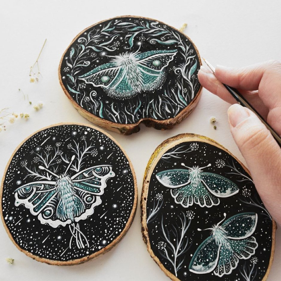 Магниты на срезе дерева