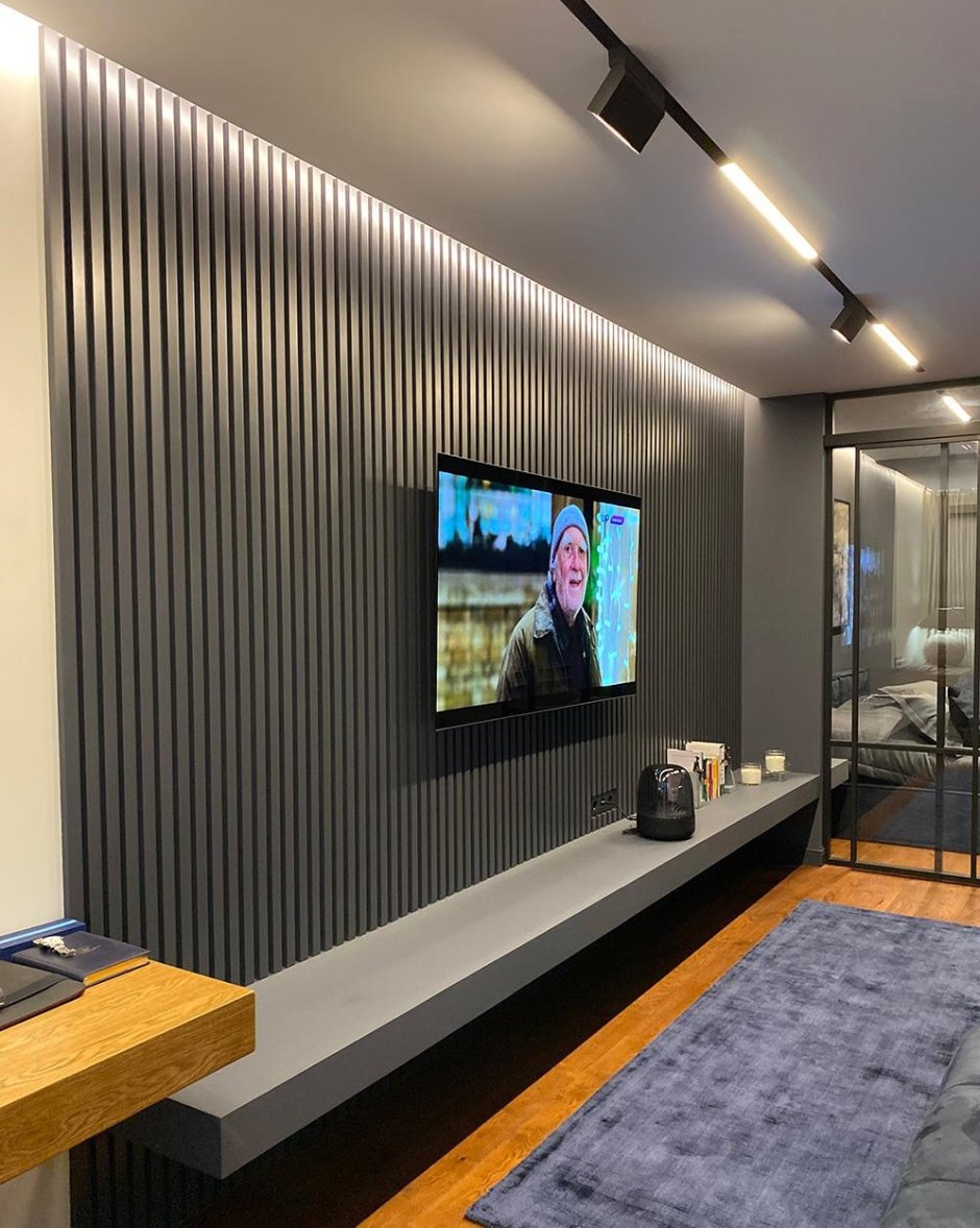 Панель за телевизором на стене