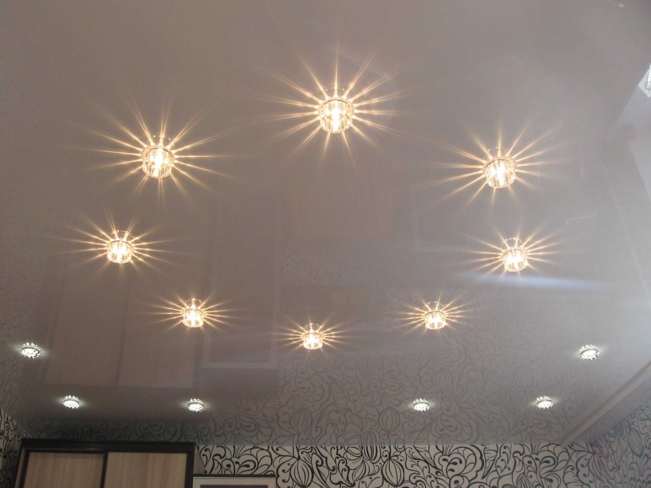 Расположение лампочек на натяжном потолке