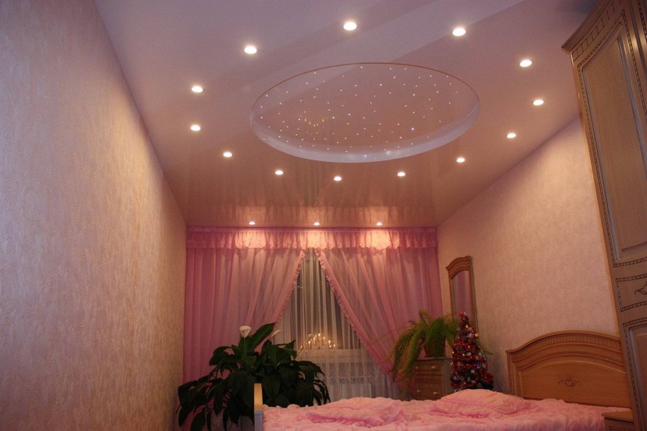 Точечные светильники для натяжных потолков на кухне