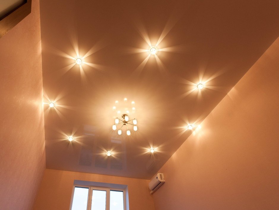 Расположение точечных светильников на потолке