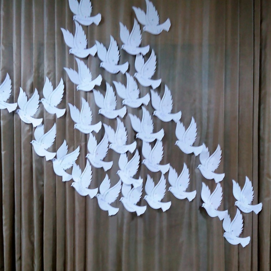 Украшение бумажными голубями