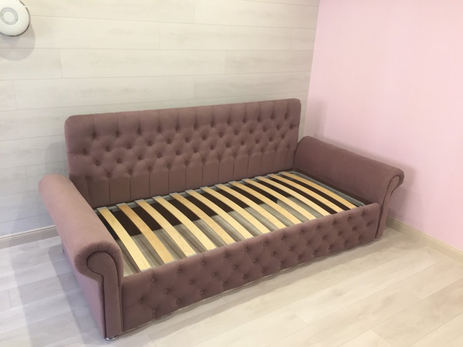 Кровать с мягкой спинкой