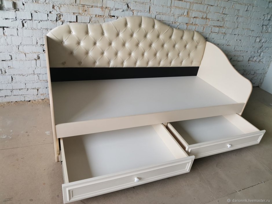 Кровать с каретной стяжкой