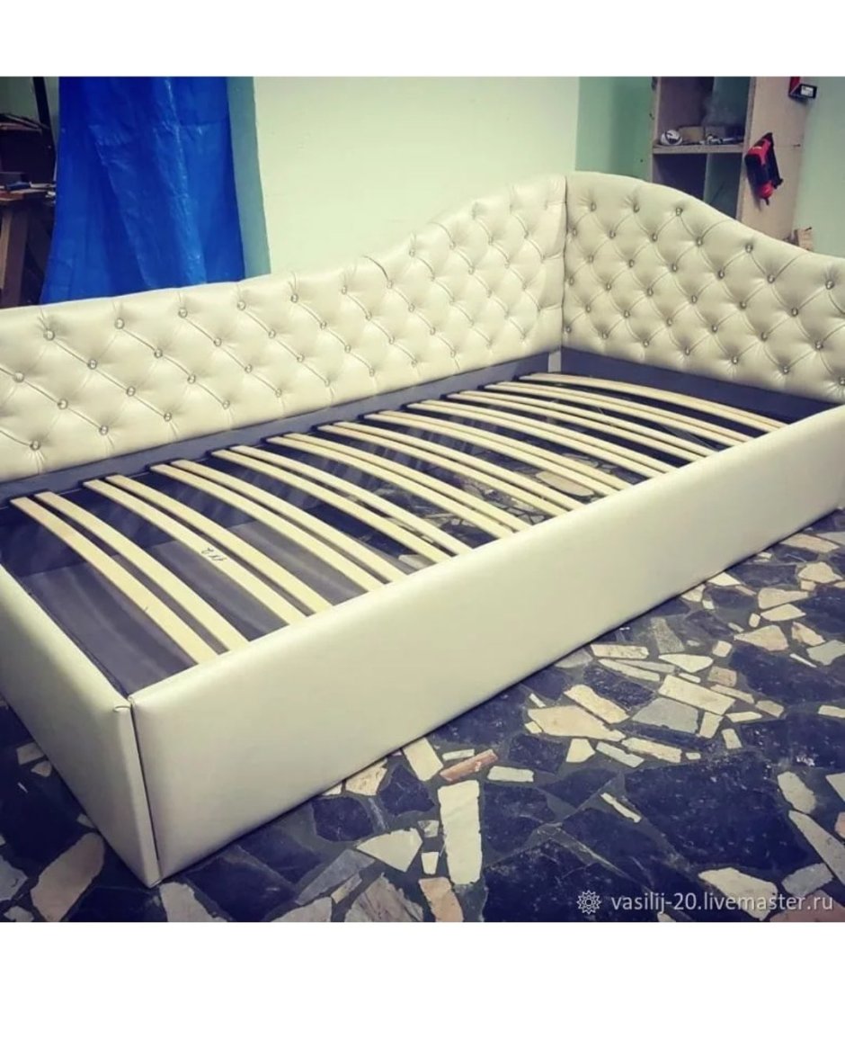 Кровать в каретной стяжке с тумбами