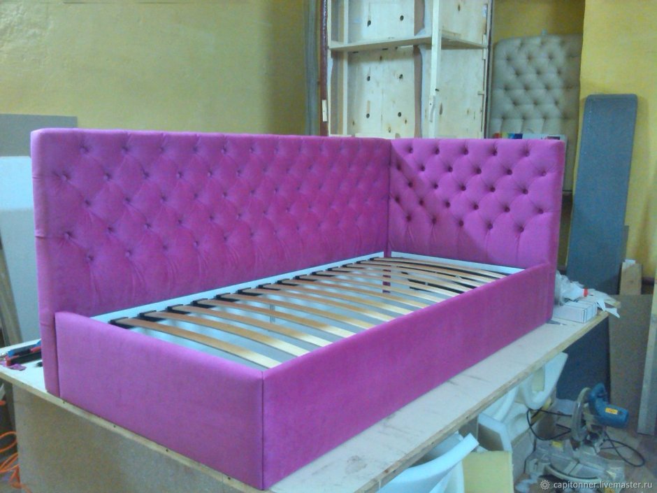 Угловая кровать с каретной стяжкой