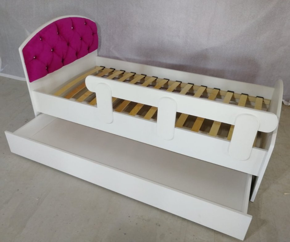 Кровать "классика" островная с каретной стяжкой (38 попугаев)