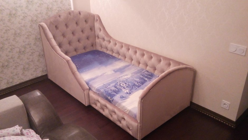 Детская комната с обоями космоса и кровать с каретной стяжкой