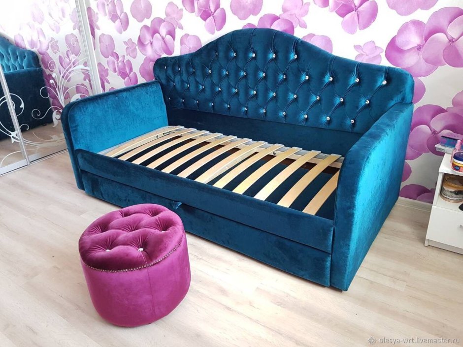 Кровать для девочки подростка с каретной стяжкой