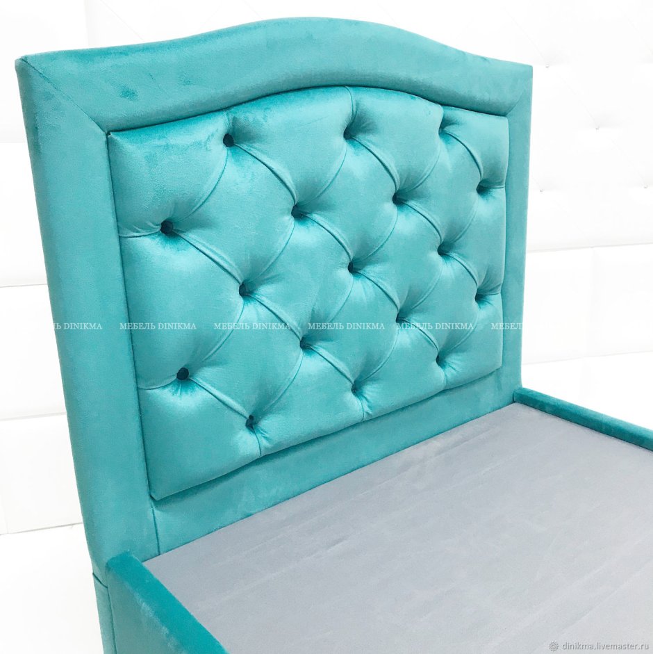 Кровать двуспальная с каретной стяжкой