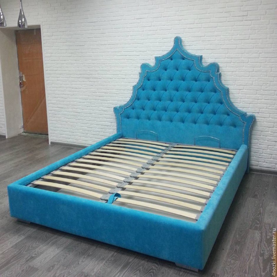 Кровать с каретной стяжкой