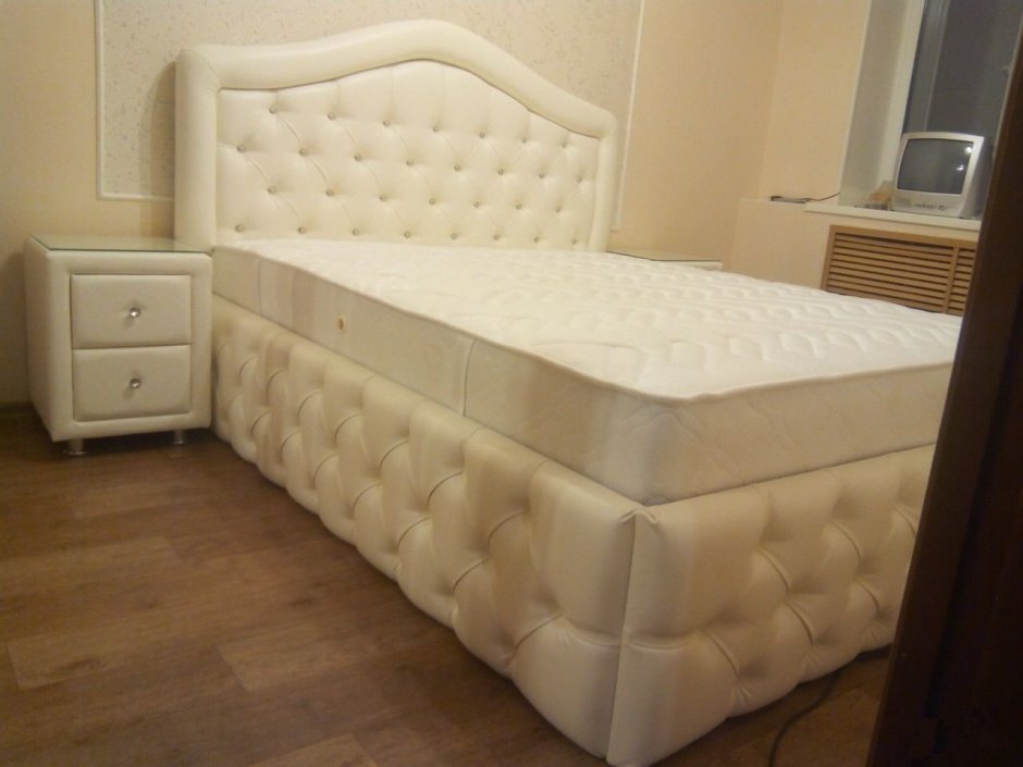 Кровать полутороспальная с каретной стяжкой