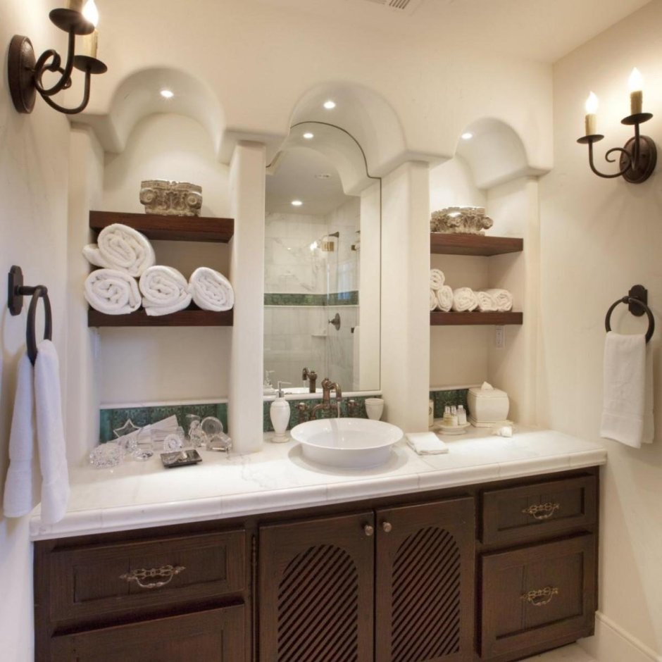 Встроенные полки в ванной комнате