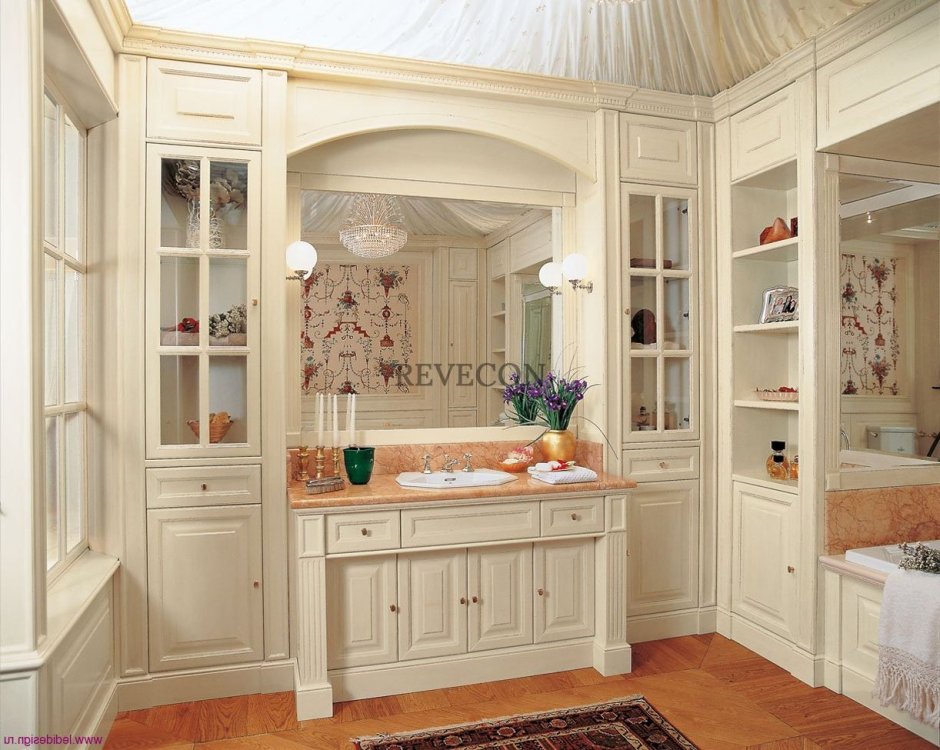 Встроенная мебель в ванную комнату в классическом стиле