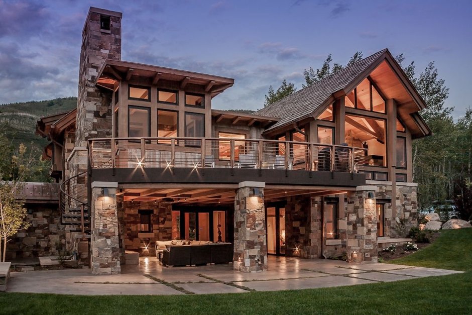 Деревянный дом с камнем