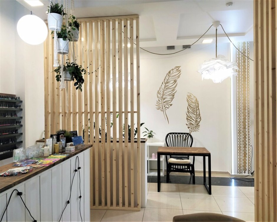 Перегородку из реек для зонирования в салоне красоты