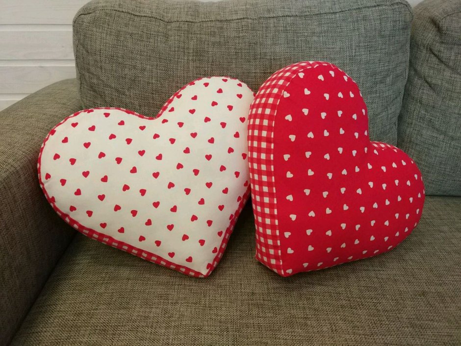 Диванные подушки сердечко