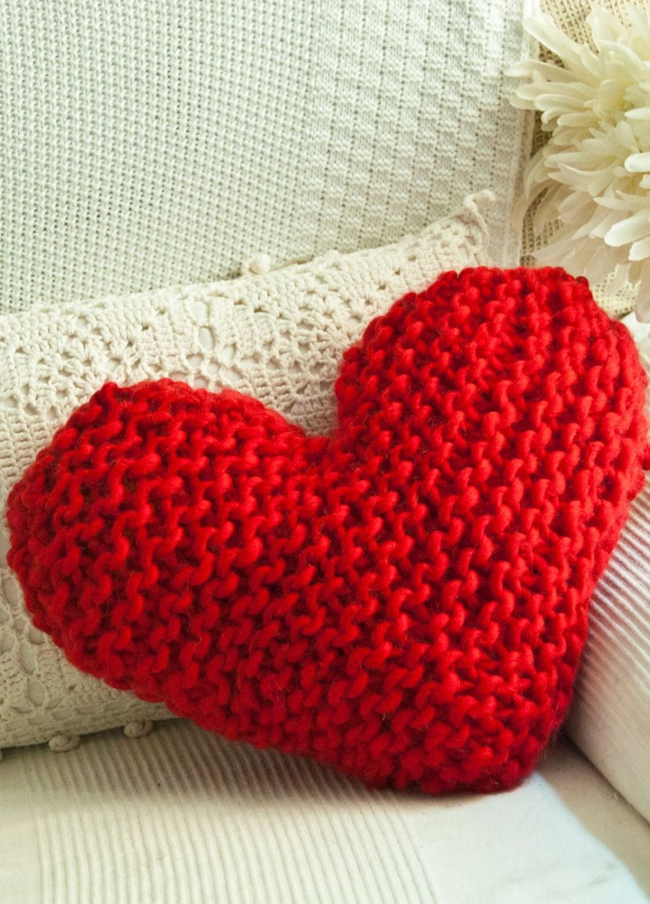 Вязаная подушка сердечко