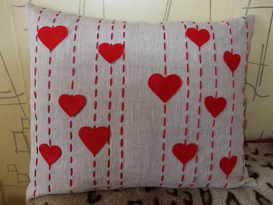 Диванные подушки с аппликацией