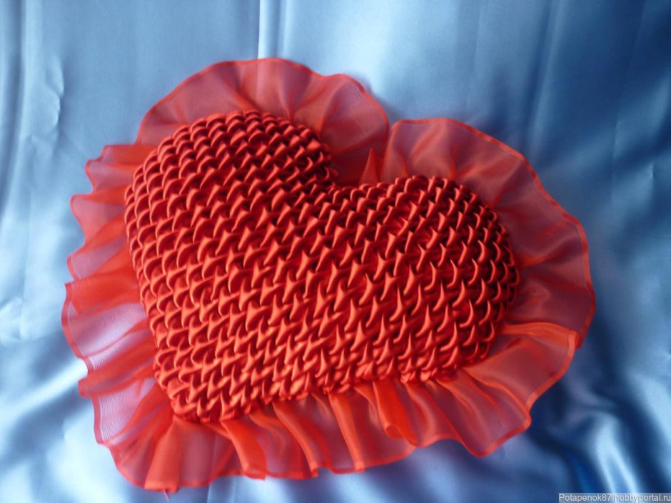 Подушка сердечко на кровати