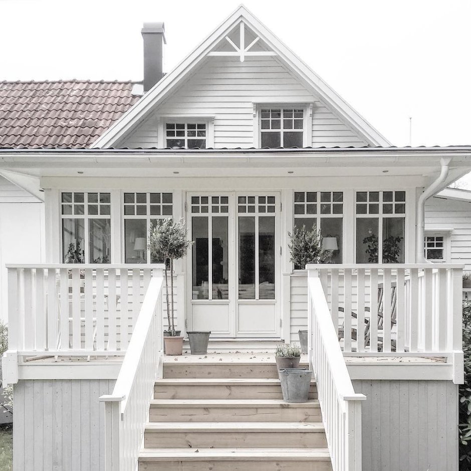 Белый деревянный дом