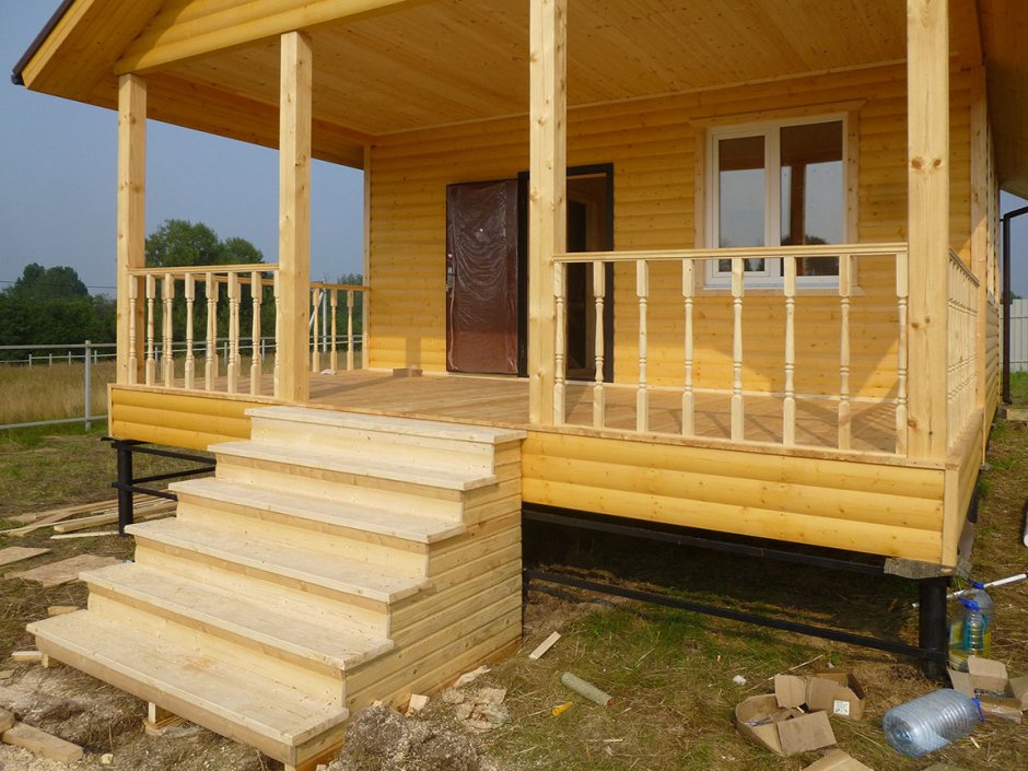 Деревянное крыльцо с террасой