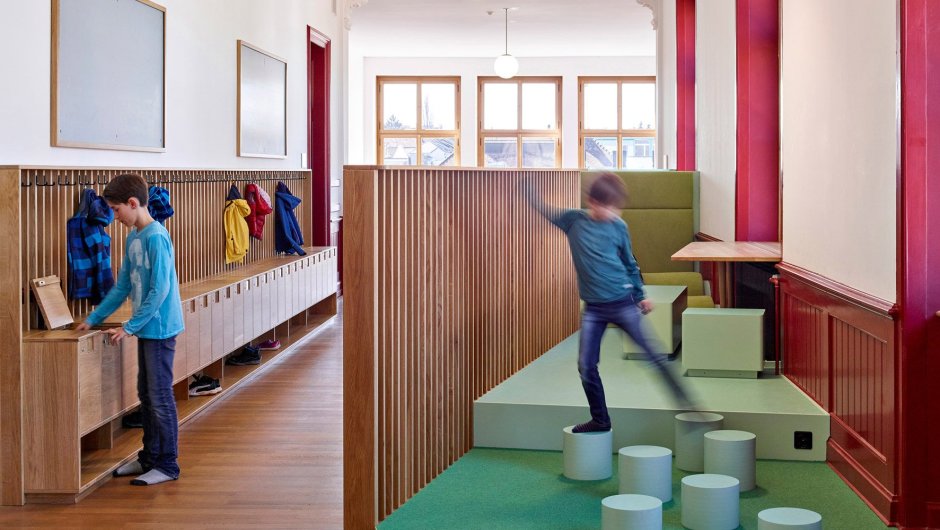 Банкетка на кухню со спинкой