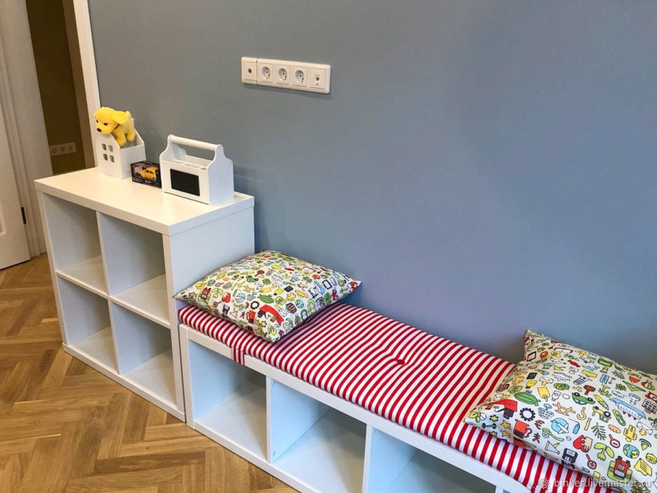 Скамейки в фойе школы