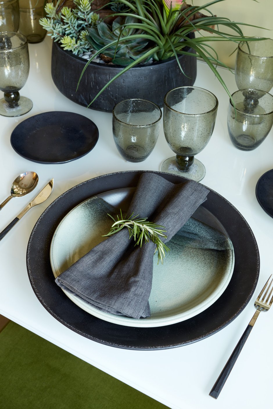 Сервировка с черной посудой
