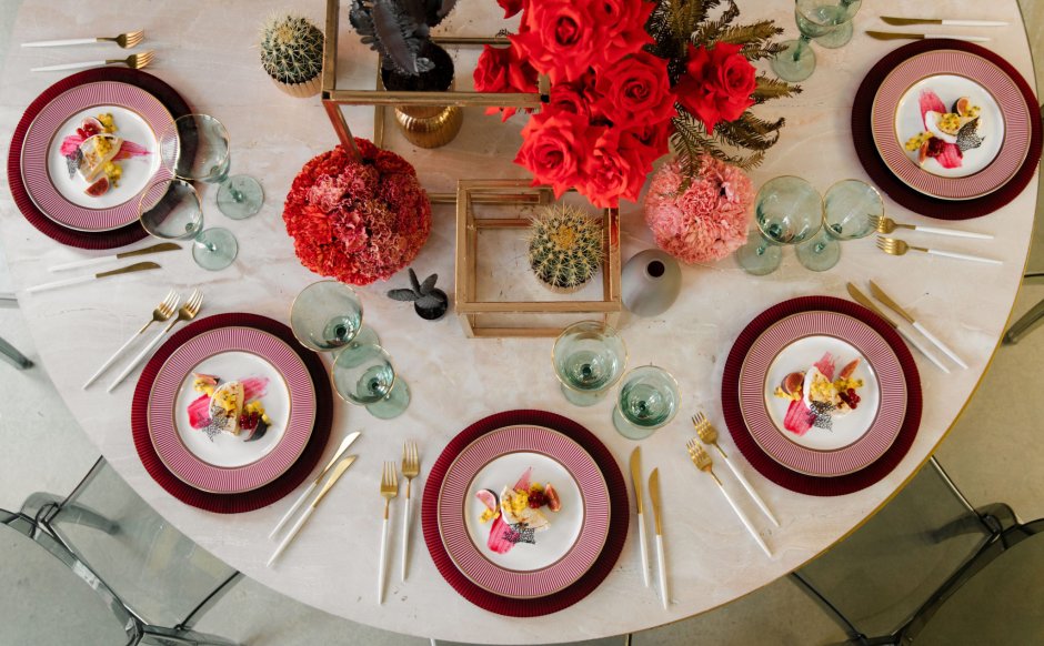 Яркая сервировка стола